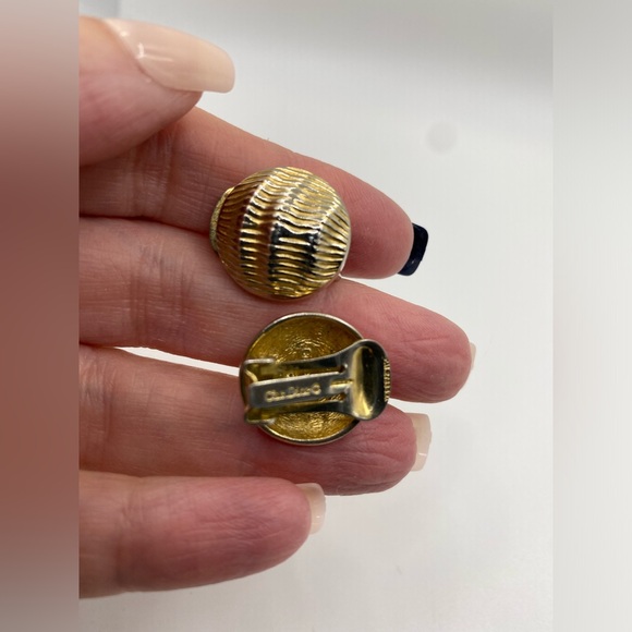 Christian Dior Gold Tone Ribbed Textured Clip On Earrings Vintage 💛HP💛 - Picture 4 of 10
